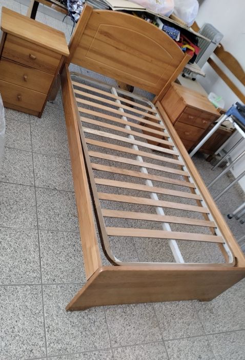 Mobilia de quarto, em madeira Pinho claro