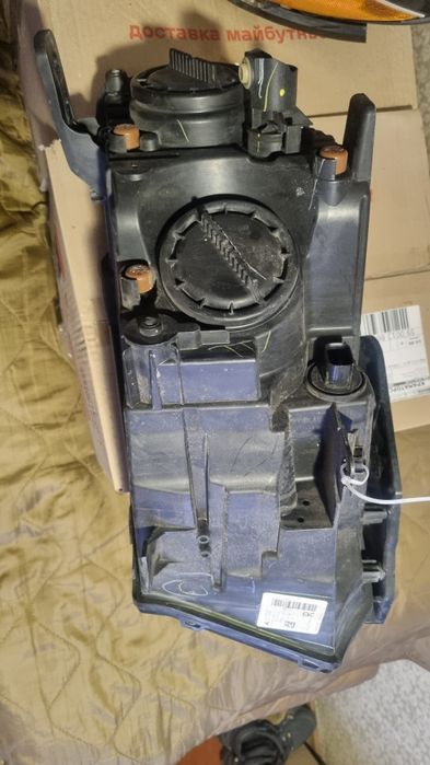 Фари оригінал на Jeep compass 2018 рік Права ціла, ліва під ремонт