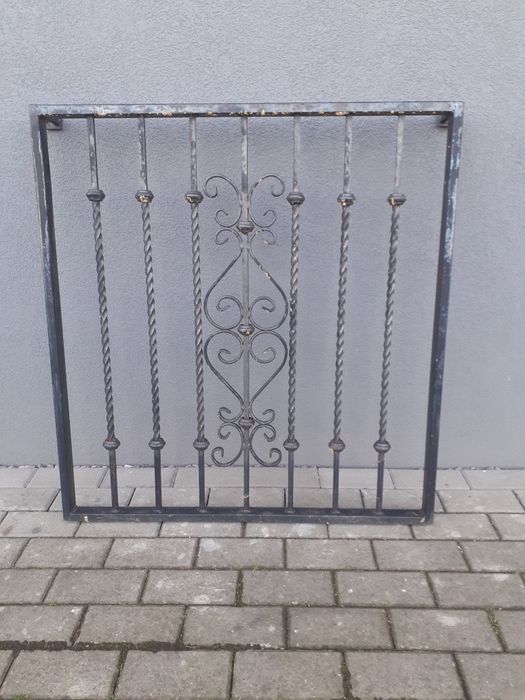 Kraty okienne z kutych prętów metalowych