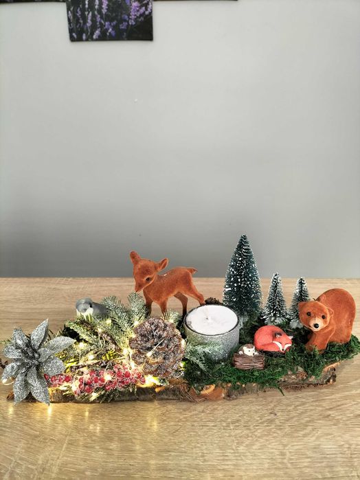 Stroik bożonarodzeniowy ze świeczką na plastrze drewna zwierzęta