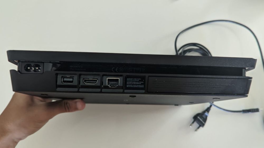 Ps4 + 7 jogos (vai com a caixa original)