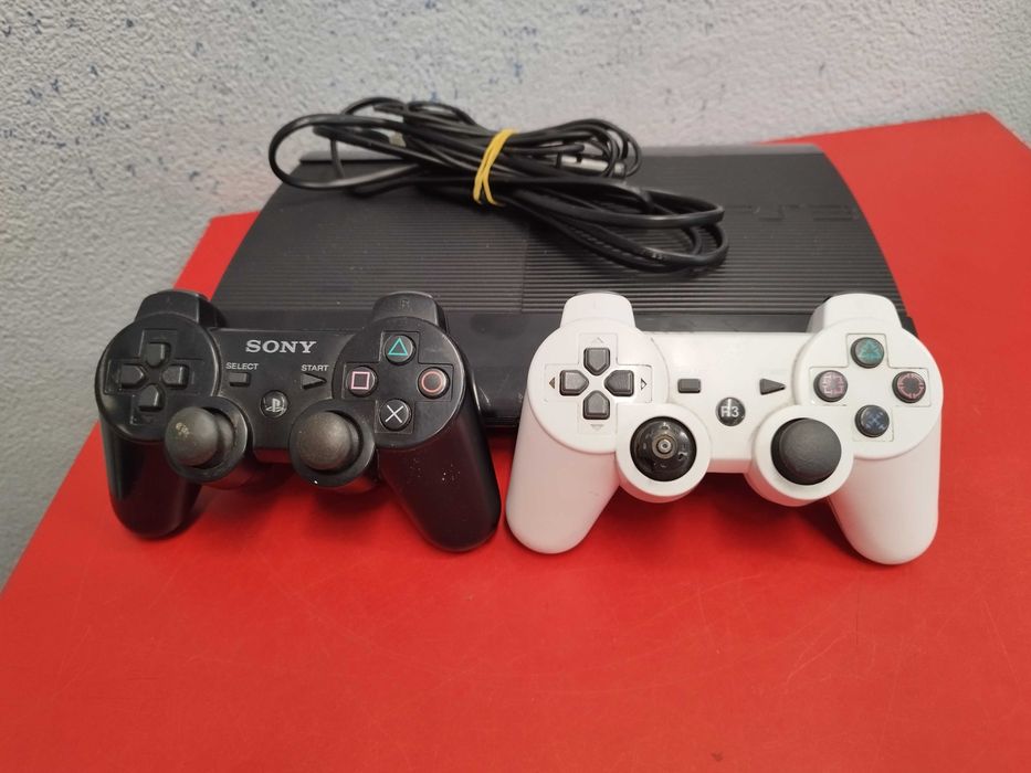 Sony PlayStation 3 Super Slim 500 GB 2 pady