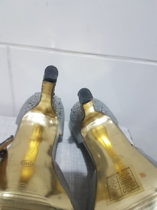 Buty damskie nr.40 eleganckie na wysokim obcasie, połyskliwe