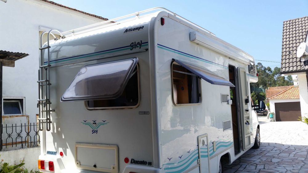 Autocaravana Fiat Ducato 2001 - Bom estado, espaçosa e bem equipada.