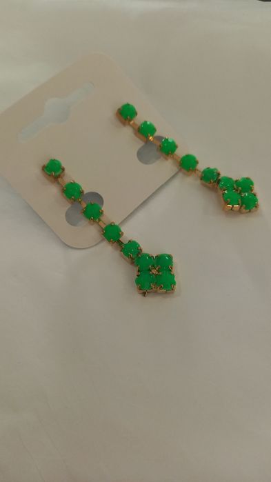 Brincos com pedraria verde