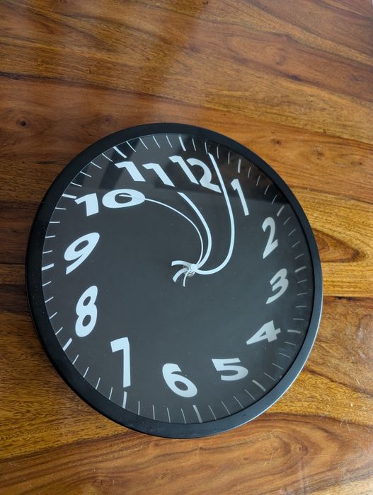 Zegar ścienny. Metalowa obręcz.