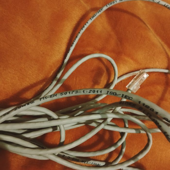 Kabel internetowy z końcówkami