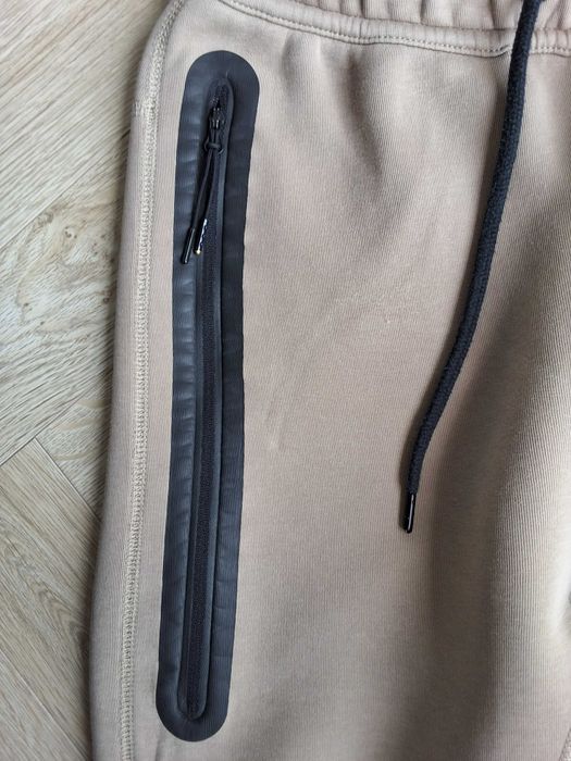 Nike Tech Fleece spodnie beżowe FB8002-247