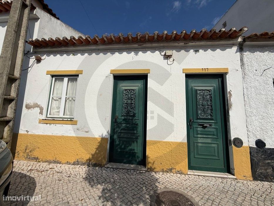 Moradia tipica portuguesa no Centro da Vila da Golegã - Capital do ...