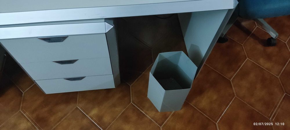 Secretária com  armário e gavetas com chave como novo