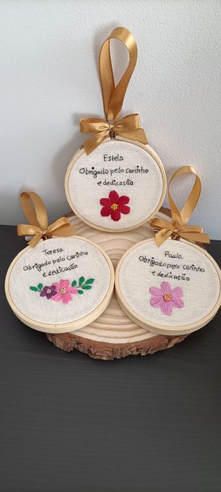 Bastidor bordado à mão alusivo aos auxiliares de educação