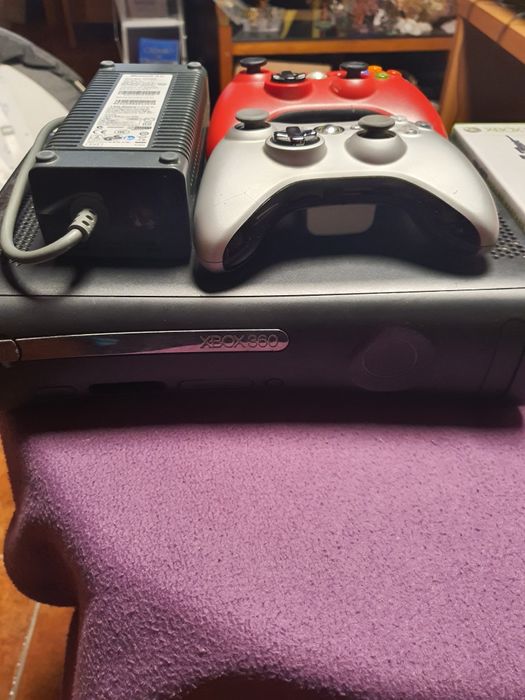 Xbox 360 120GB + 2 Comandos + 8 jogos