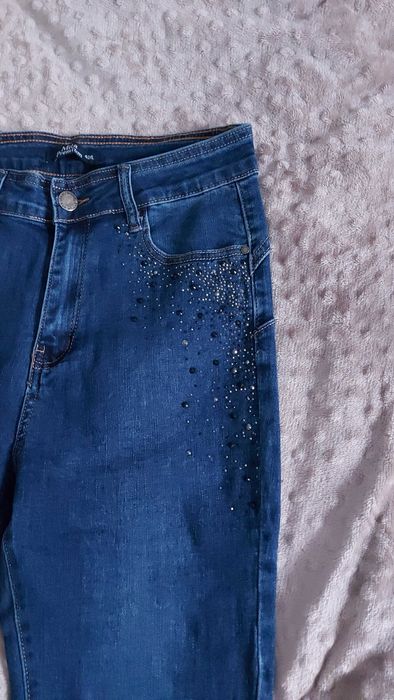 Dżinsy granatowe z cyrkoniami .