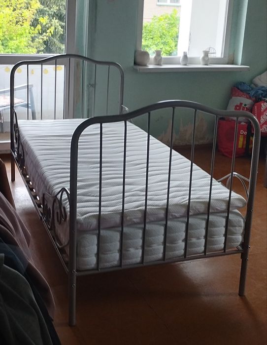 Regulowane metalowe łóżko 90x200