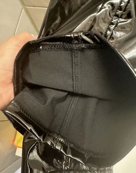 Czarna lakierowana lateksowa spódnica mini z wysokim stanem M