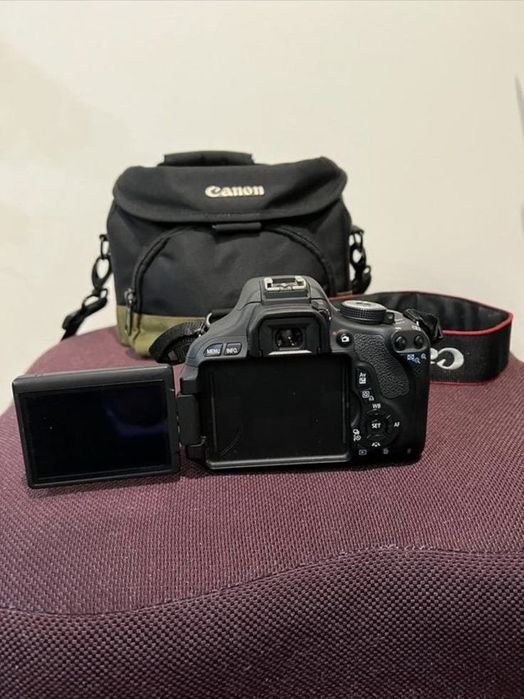 Máquina fotográfica Canon EOS 600D