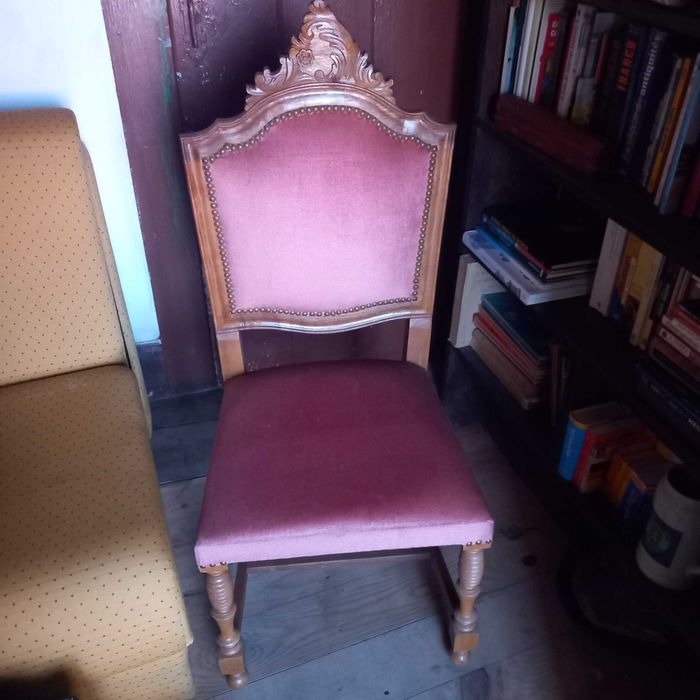 Cadeira estofada em tecido