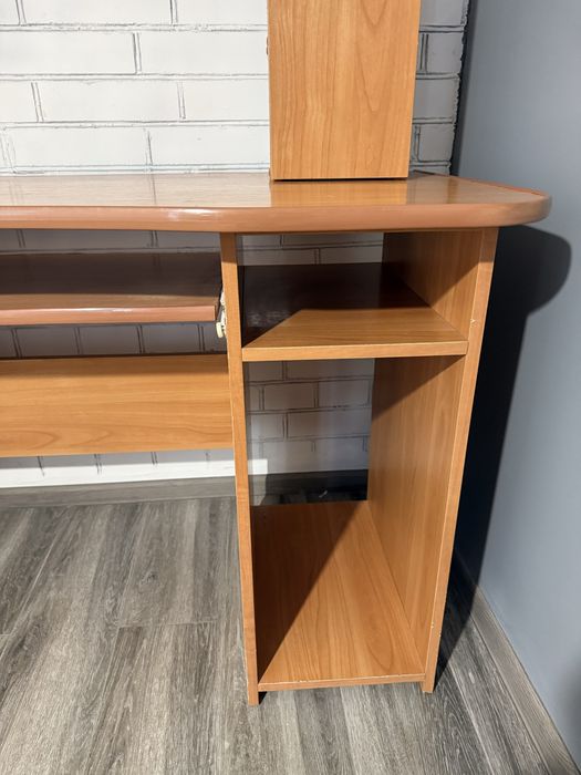 Качественный,хороший компьютерный стол