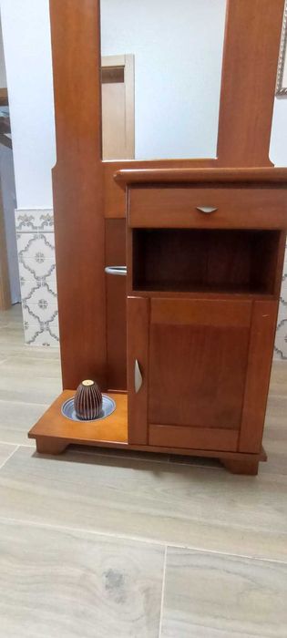 Móvel de entrada em madeira