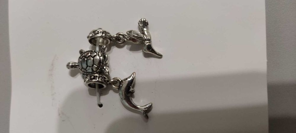 Продаються підвіски