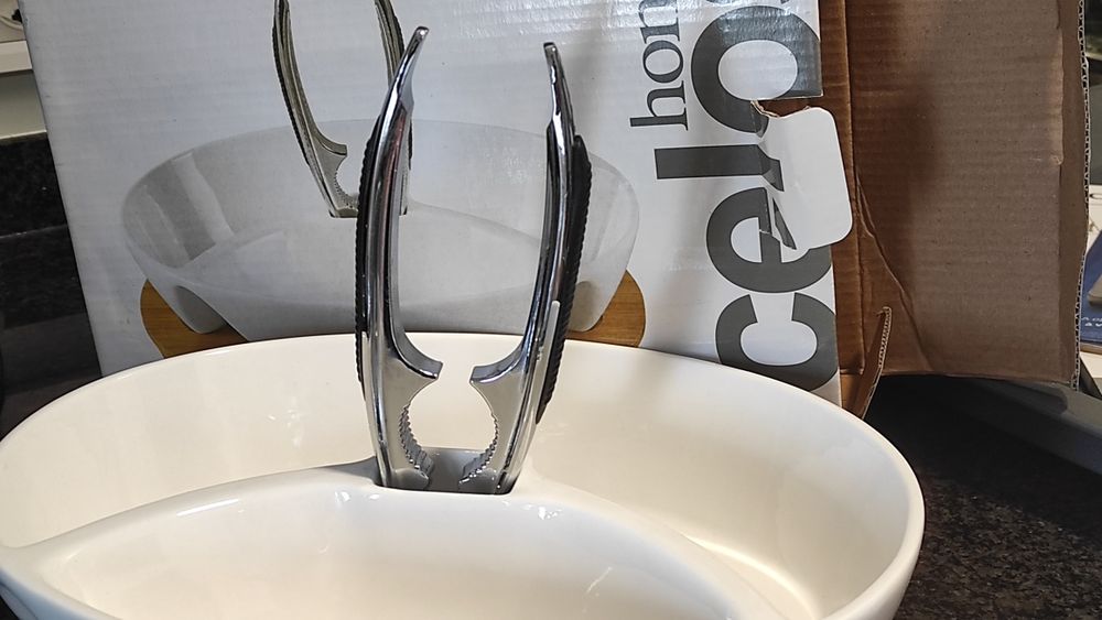 Quebra Nozes Metálico, Taça em Porcelana, Base em Bambú