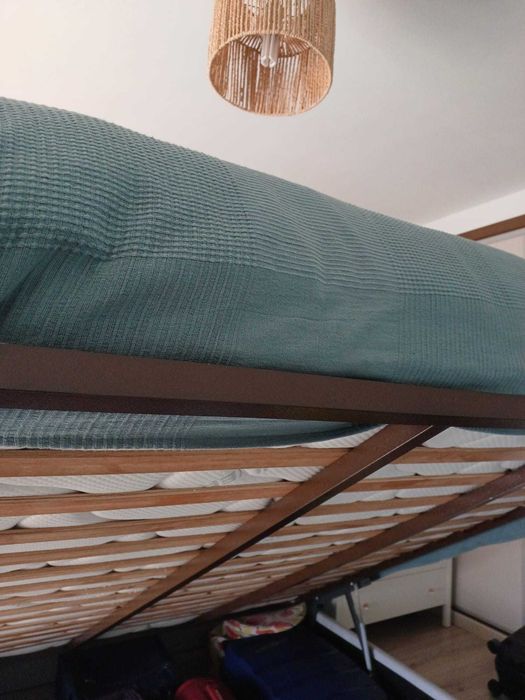 Cama de casal (1.60*2.00) com arrumação e estrado elevatório