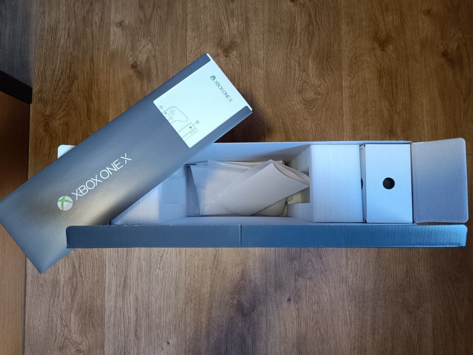 XBOX ONE X praticamente NOVA (1 tb memória)