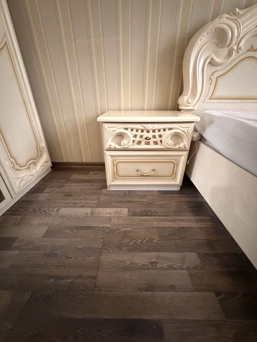 Спальня в сборе,матрас ,двухспальная кровать ,шкаф,тумба