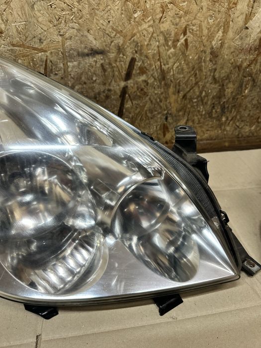 Передні фари Toyota Corolla Verso AUR10 Тойота Версо AR10 2001-2009