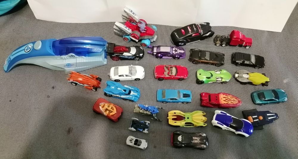 *Coleção de 24 diversos carrinhos, com lançador