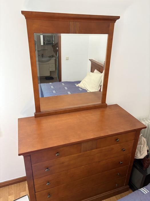 Vendo cómoda castanha com espelho tamanho standard e cama de casal