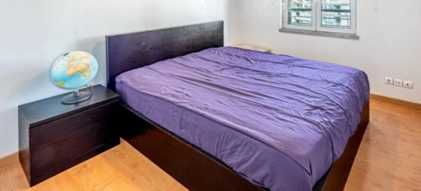 Cama em madeira de mogno com velatura preta com arrumação