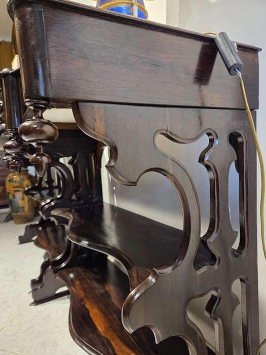 Par de Credências Românticas em Pau-santo. 

Peças antigas e restaurad