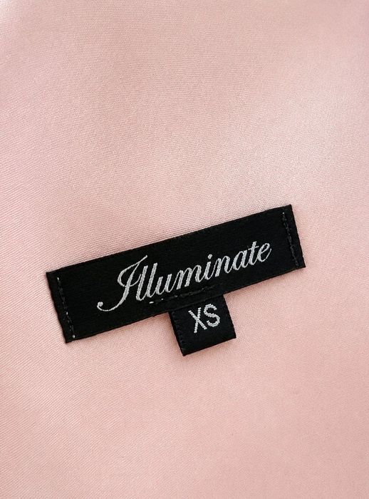 Sukienka Illuminate w jasnoróżowym kolorze.