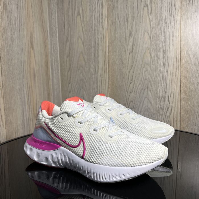 Продам оригінальні жіночі спортивні кросівки Nike Renew Run (39р-25см)