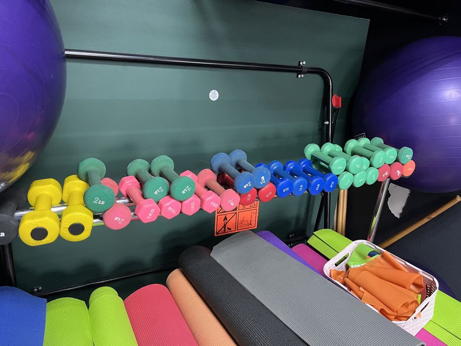 Інвентар для фітнесу м‘ячі гантелі резинки степплатформа