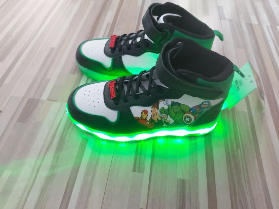 Świecące nowe buty dla chlopca