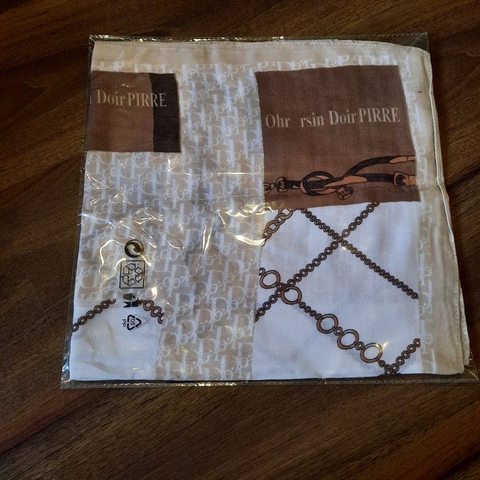 Piękna apaszka na wiosnę z napisem Dior, 100%  viscoza