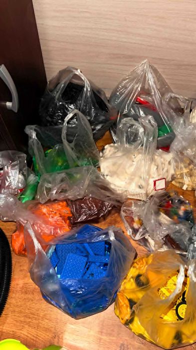 ~11,35kg klockow LEGO posegregowane kolorystycznie.
