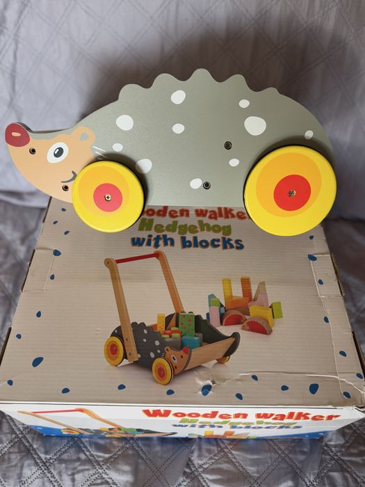 Drewniany pchacz jeżyk z klockami
