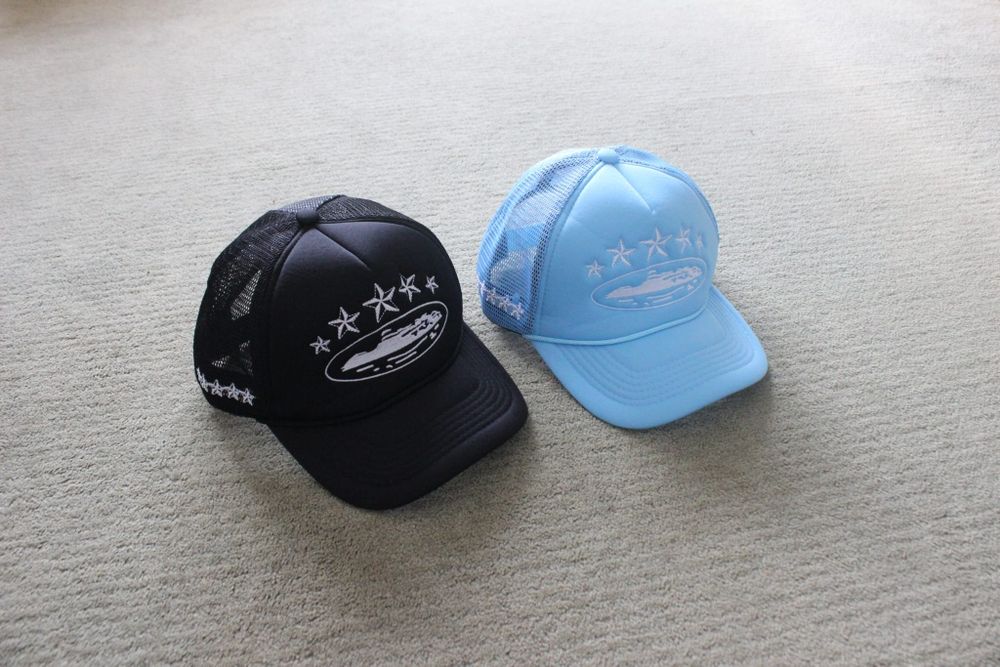 Bonés azul e preto Corteiz