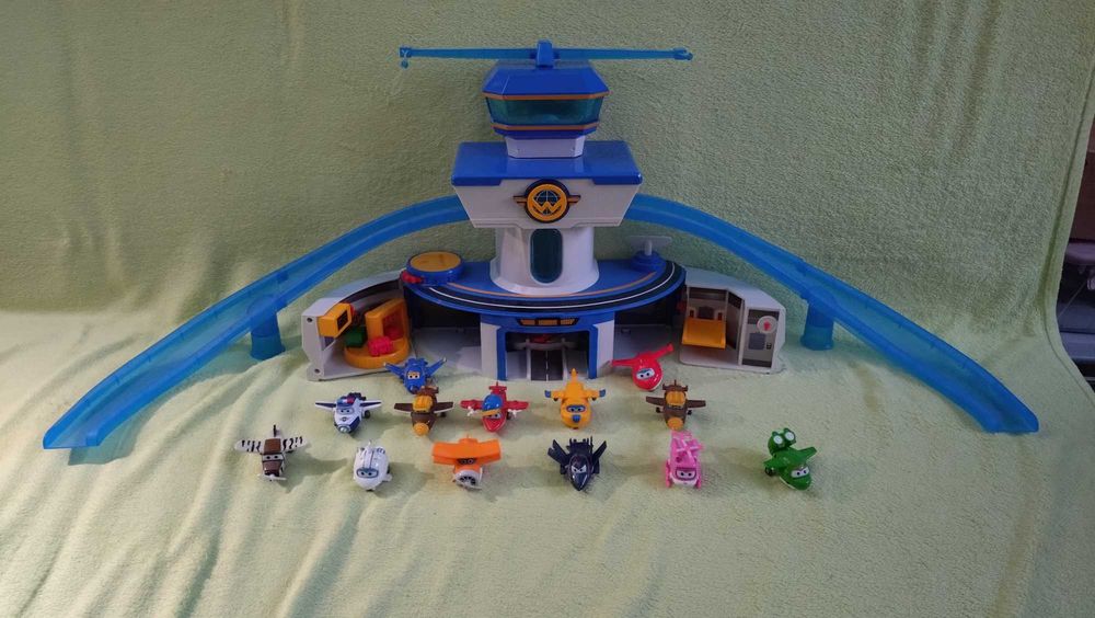 Lotnisko i postacie z bajki SuperWings