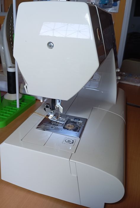 Máquina de costura Singer Confidance 7463
