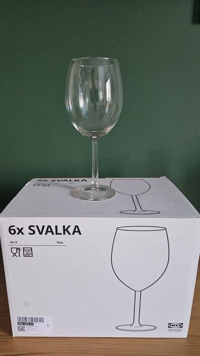 Zestaw nowych kieliszków do czerwonego wina. Ikea