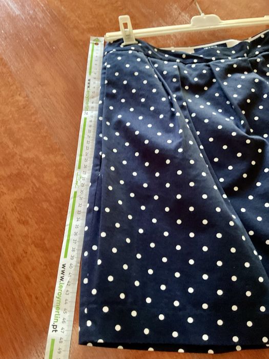Saia Gant azul às bolinhas brancas