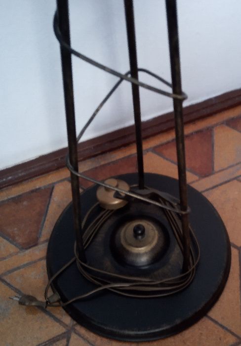 Lampa podłogowa lilie