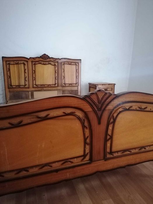 Quarto antigo (cama, mesinhas, espelho, roupeiro)