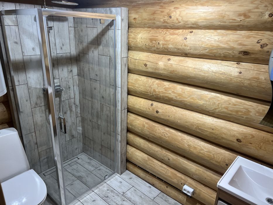 Здають деревʼяні двоповерхові будинки з кухнею