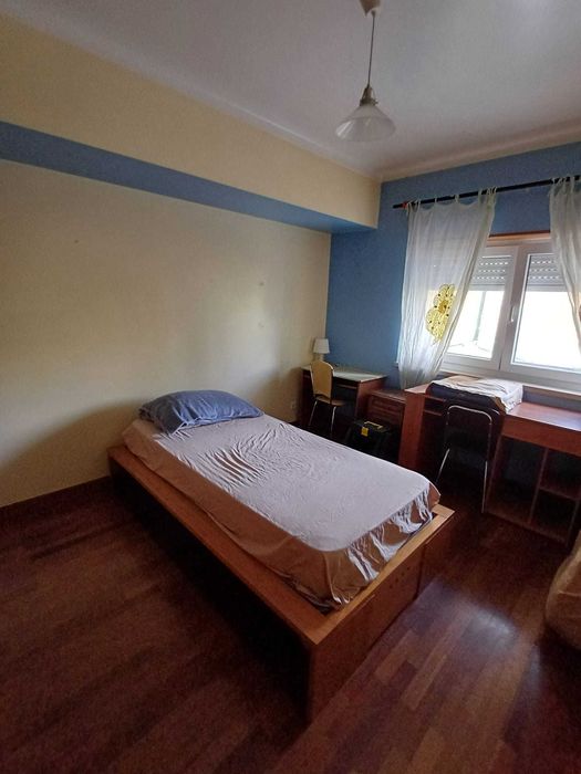 Cama individual com estrado