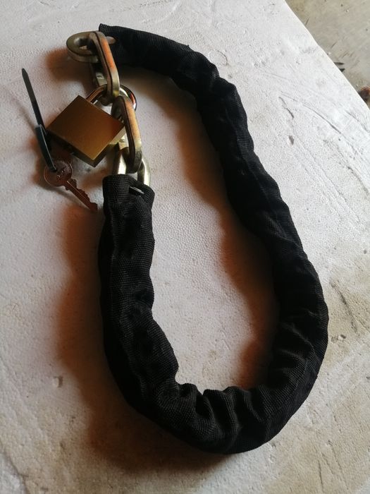 Łańcuch ze stali hartowanej ocynkowanej. Otulina nylon